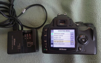 Predám dig. zrkadlovku NIKON-D40 telo s nabíjačkou a bat. - 8