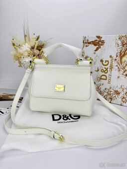 Luxusná biela kabelka so zlatými detailmi – elegantný štýl - 8