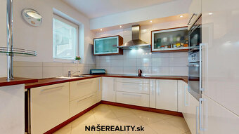 Na predaj: Moderný 5-izbový rodinný dom s bazénom, záhradou  - 8