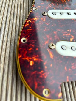 Loaded pickguard pre Stratocaster Mojotone - 8