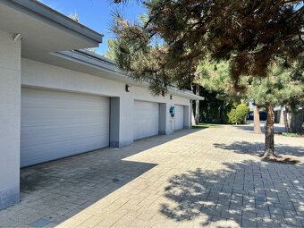 Rodinný dom s bazénom a parkovou záhradou 3500m2 - 8