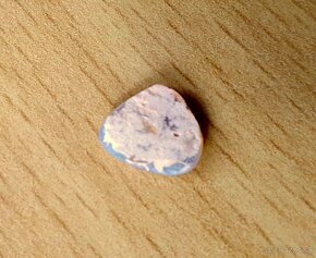 1,1 ct krištáľový opál, fialovo-zelená hra farieb, Austrália - 8