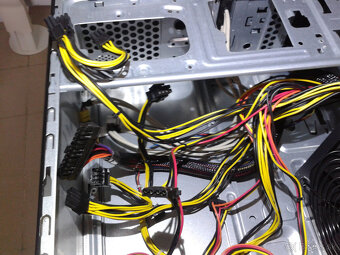 pc skinka so 700w zdrojom 24+3x8pin - 8