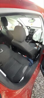 Peugeot 208 - 8