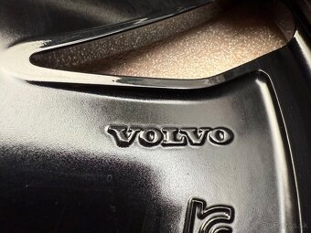 Originál zimní kolesa Volvo XC40 Recharge R19 - 8