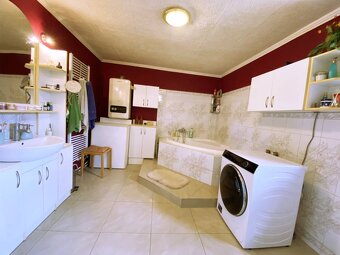 7 izbový rodinný dom s garážou,pozemok 730 m2 v obci Slatina - 8