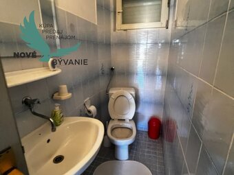Na predaj dom s 3 apartmánmi len 250m od mora, Chorvátsko - - 8