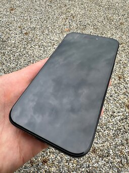 iPhone 15 - baterie 94% - 8