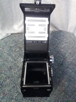 Yashica D - 8