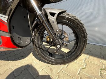Aprilia SR Motard 125 - 8