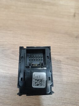 Prepínač (tlačidlo) ručnej brzdy Škoda Octavia IV 5E4927225 - 8