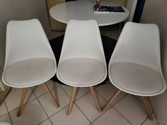 Okrúhly stôl, tri stoličky a taburetka gratis - 8