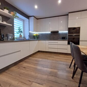 Predaj priestranného rodinného domu so záhradou a pozemkom - 8