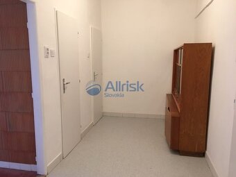 Zariadený 3-izbový byt s balkónom do prenájmu na P.Pázmáňa - 8