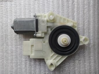 Motorček stahovania okná Škoda Octavia 3 Rapid VW Golf 7 - 8