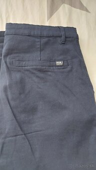 Široké rifle CA, HM čierne kapsáče a tmavo modré noh. - 8