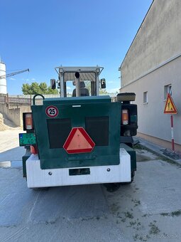Predam nakladac UNK 320 - 8