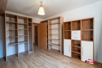 Priestranný rodinný dom s dvoj garážou, bazénom a krásnou zá - 8