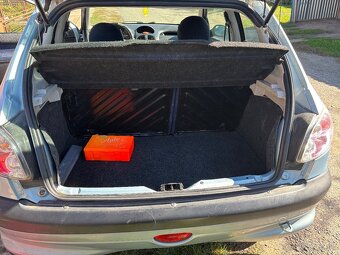 Ponúkam peugeot 206 - 8