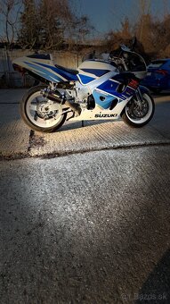 Suzuki gsxr 750 srad - 8