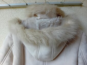 Bielo-krémový kabát s kožušinou a s kapucňou - 8