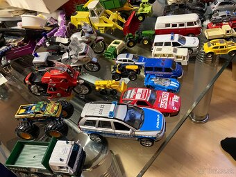 Predám rôzne autíčka většinová kovová - 8
