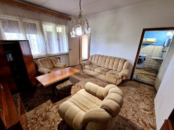 Starší rodinný dom s veľkým pozemkom v kľudnej časti obce - 8