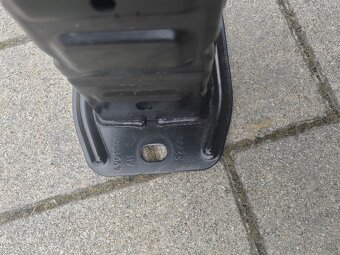 mercedes - výstuha zadného nárazníka - 8