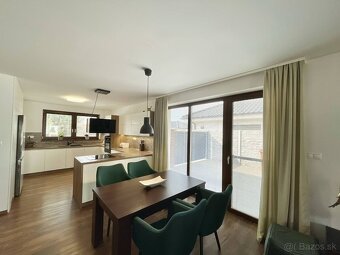 Na predaj moderná štýlová novostavba s garážou a pozemkom - 8