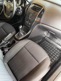 Opel Astra 1.4 benzín 2010 - 8