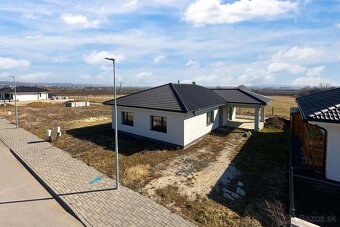 Novostavba- Bungalov s pekným výhľadom na Smolenický  zámok - 8