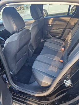 Peugeot 208 - 8