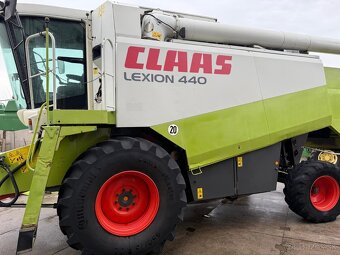 Sklízecí mlátička Claas Lexion 440, rok výroby 2002, žací l - 8