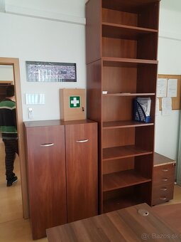 predam kancelarsky nabytok kniznica stoly - 8