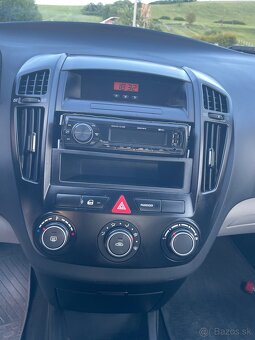 Kia Ceed hatchback, 1.4 benzín, 77kw, r.v.2010 - 8