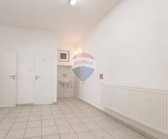 Obchodný priestor v centre mesta HLOHOVEC s výkladom na PREN - 8