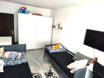 Priestranný 3-izbový byt (64 m²) s loggiou – ideálne bývanie - 8