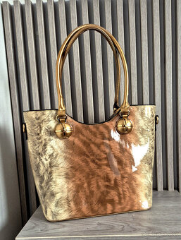 Lakovaná kabelka zlato-hnedá - 8