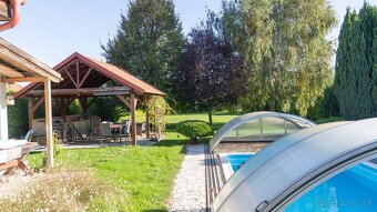 Pokojné bývanie neďaleko Bratislavy – priestranný dom s veľk - 8