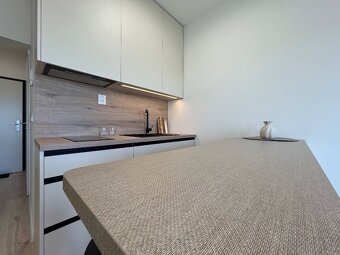 Štýlová garsonka s balkónom – Slnečnice POP - 8