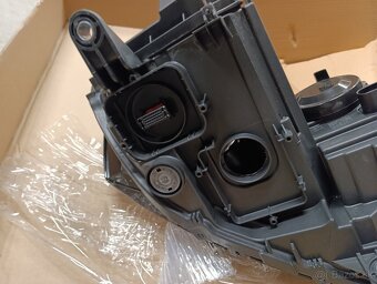 Ľ predný Bi-xenon VW Passat B7 - 8