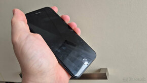 Apple iPhone SE 2022 - plne funkčný, poškriabaný - 8
