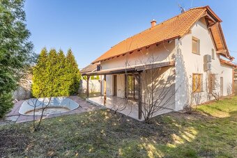 6-izbový rodinný dom s dvojgarážou v Malinove - 8