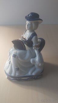 porcelánová soška dámy s vejárom a ležiacim psom - 8