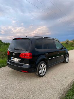 VW Touran Highline 2,0 TDI - 8