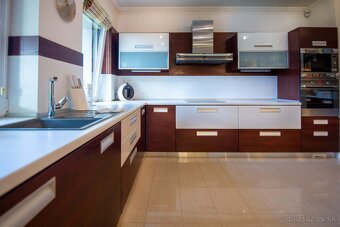 ZNÍŽENÁ CENA Nádherný rodinný dom s nádychom luxusu - 8