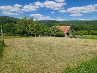 Stavebný pozemok s krásnym výhľadom na samote kopaníc - 8