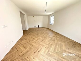 RADO | Trojizbový byt s obrovskou terasou + parking ZADARMO - 8