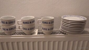 Predám stoličky, taniere,šálky,veľkú krabicu vešiakov-ramien - 8