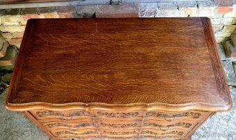 Vyrezávaná dubová komoda - 8